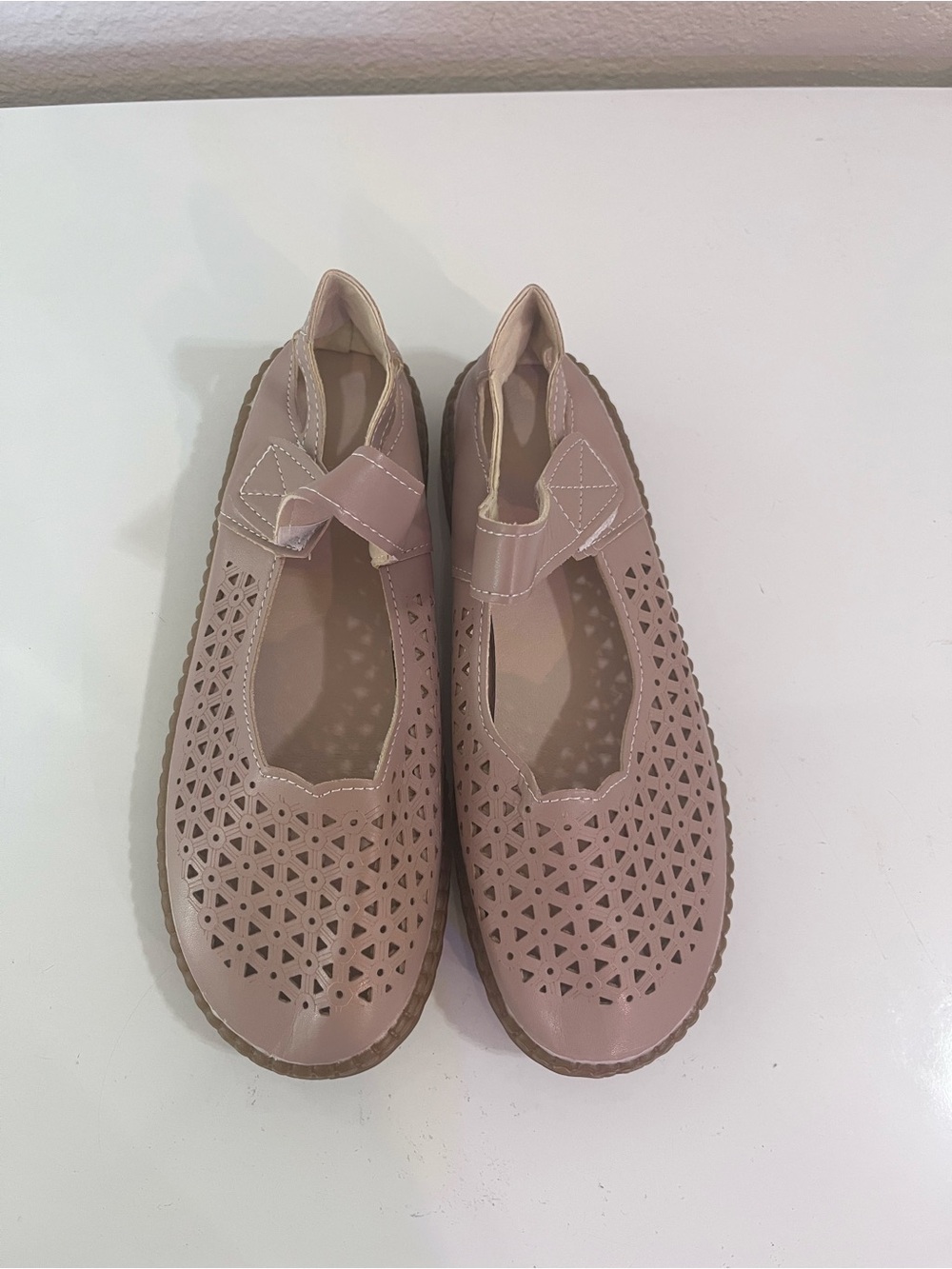 Women's Breathable Perforated Flat Sandals – Size 7, Beige (New)